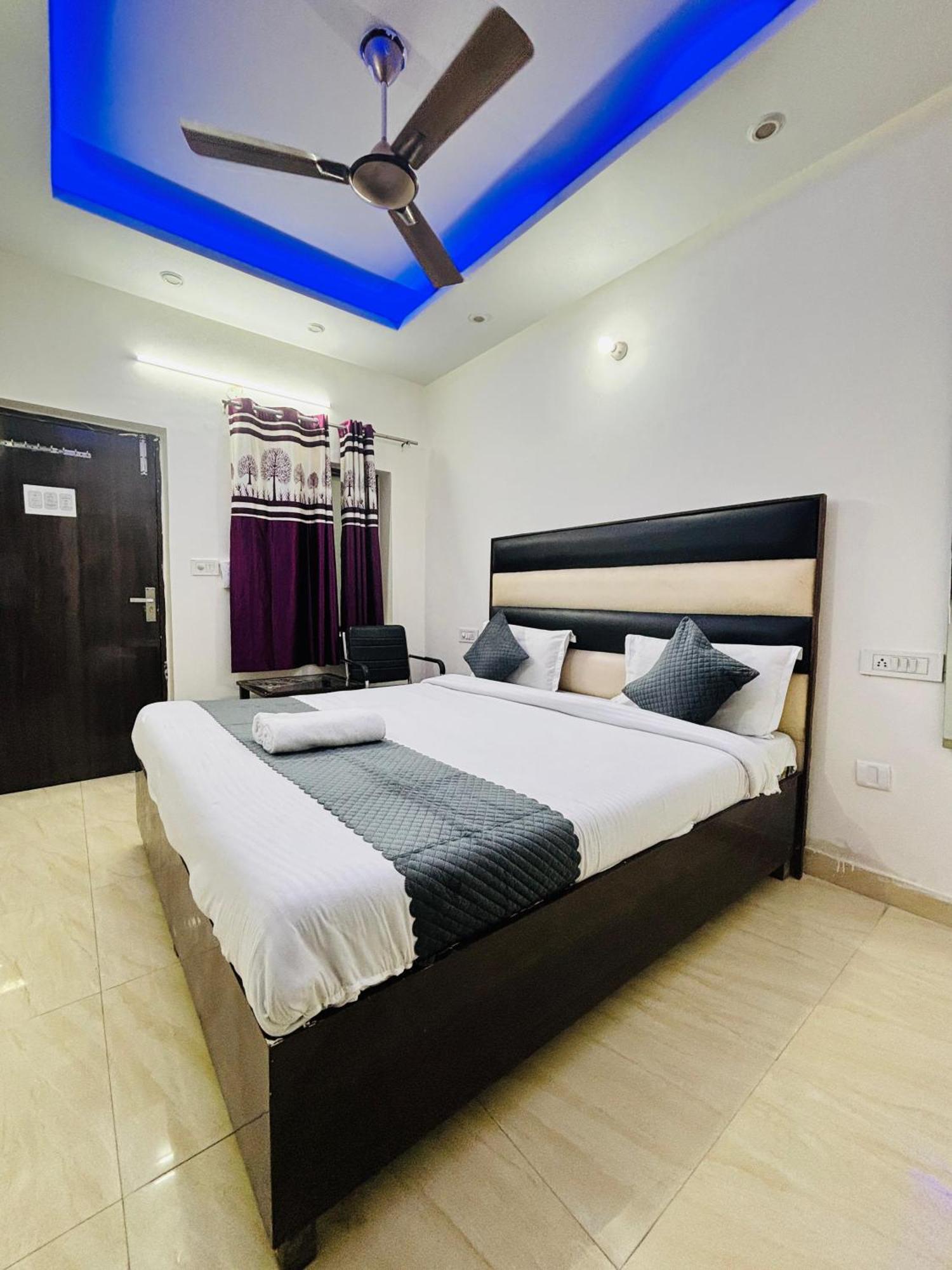 Hotel kb square Chandīgarh Zimmer foto
