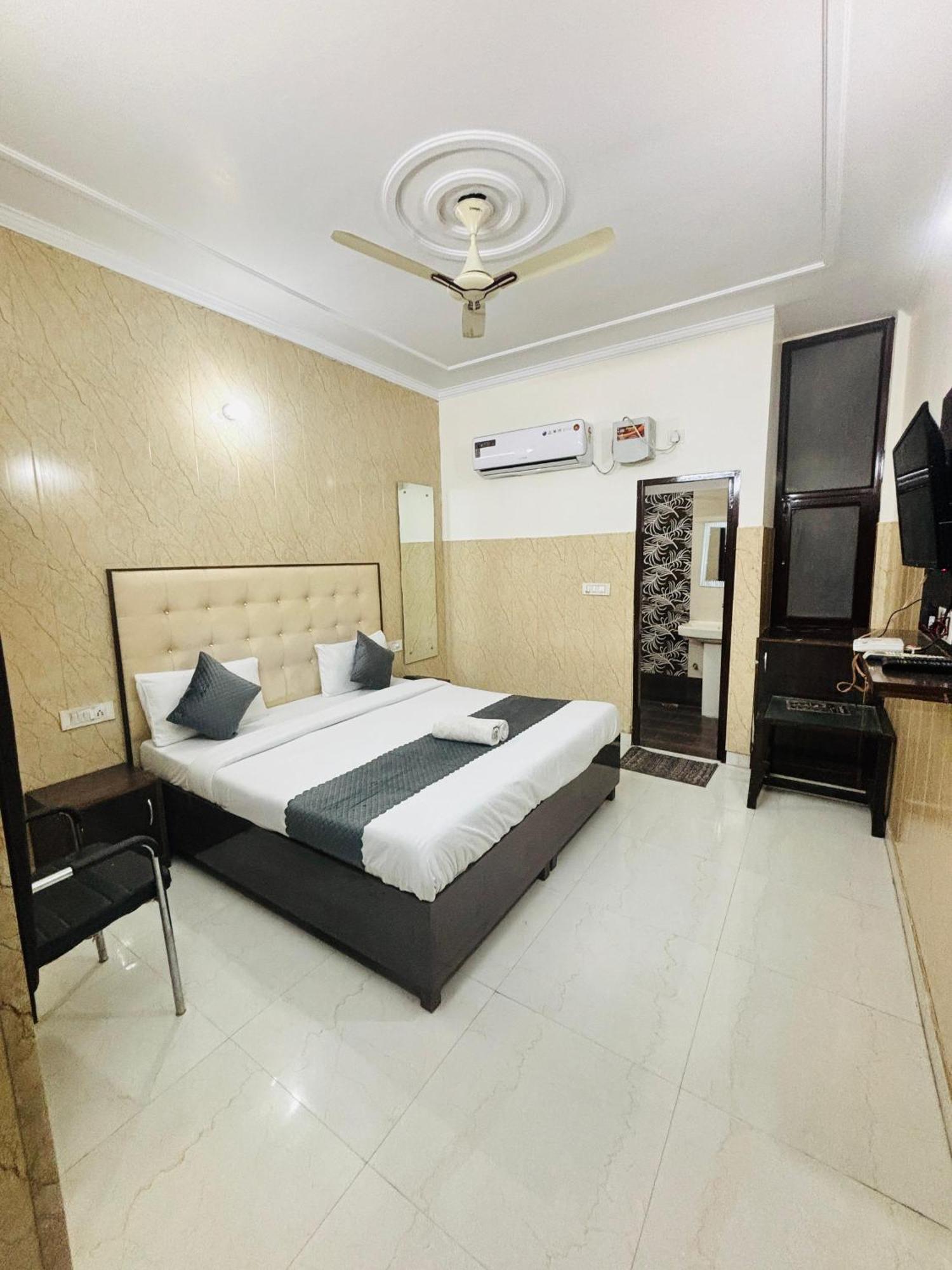 Hotel kb square Chandīgarh Zimmer foto
