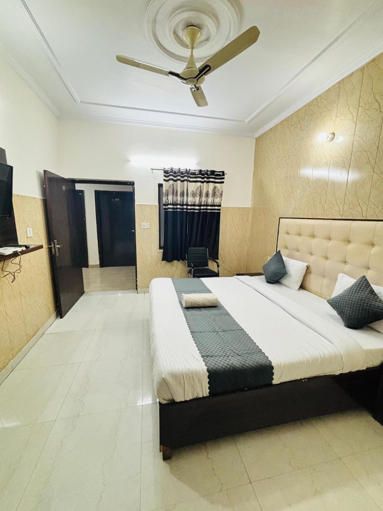 Hotel kb square Chandīgarh Zimmer foto